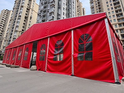 家门口的大篷婚礼